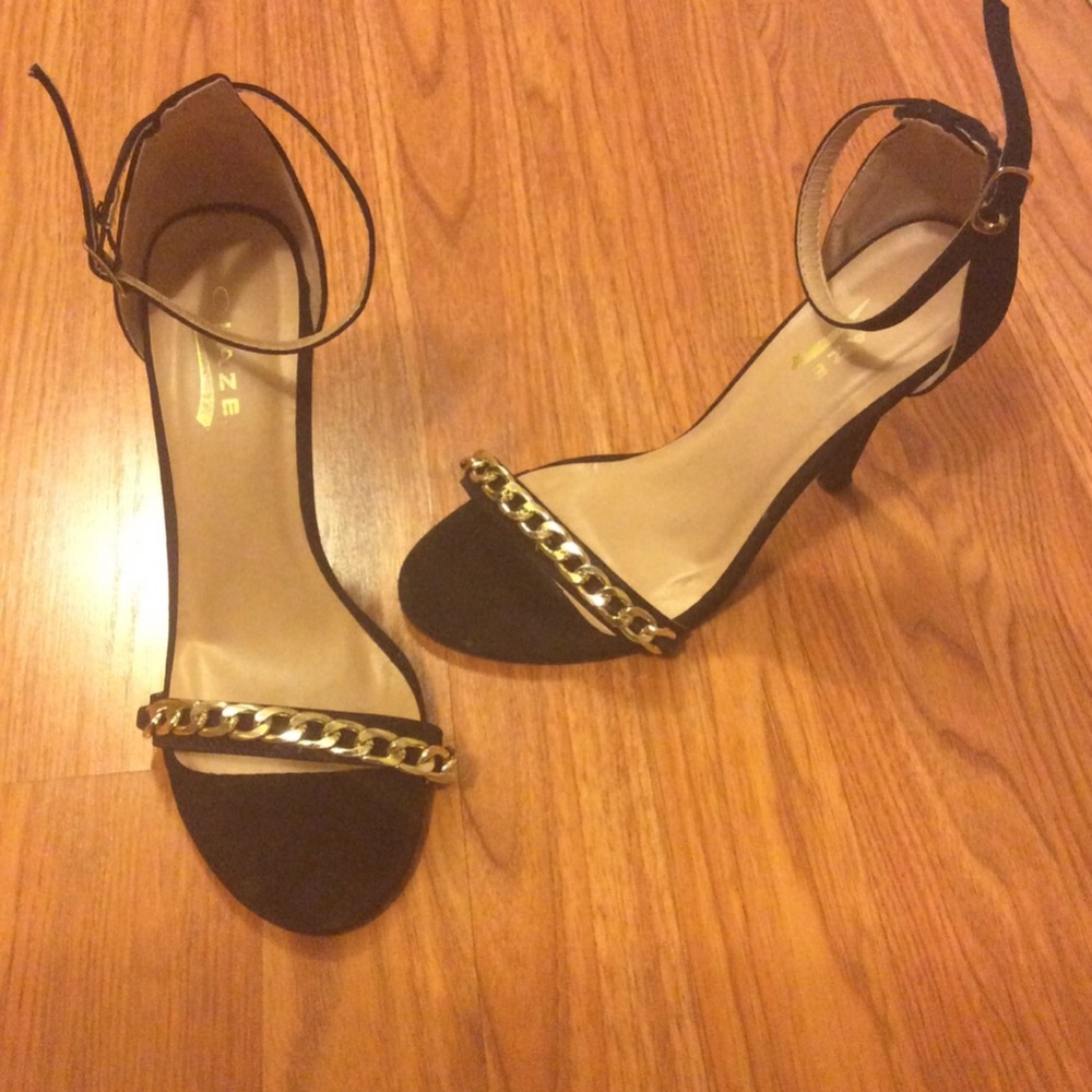 Black heels with gold chain